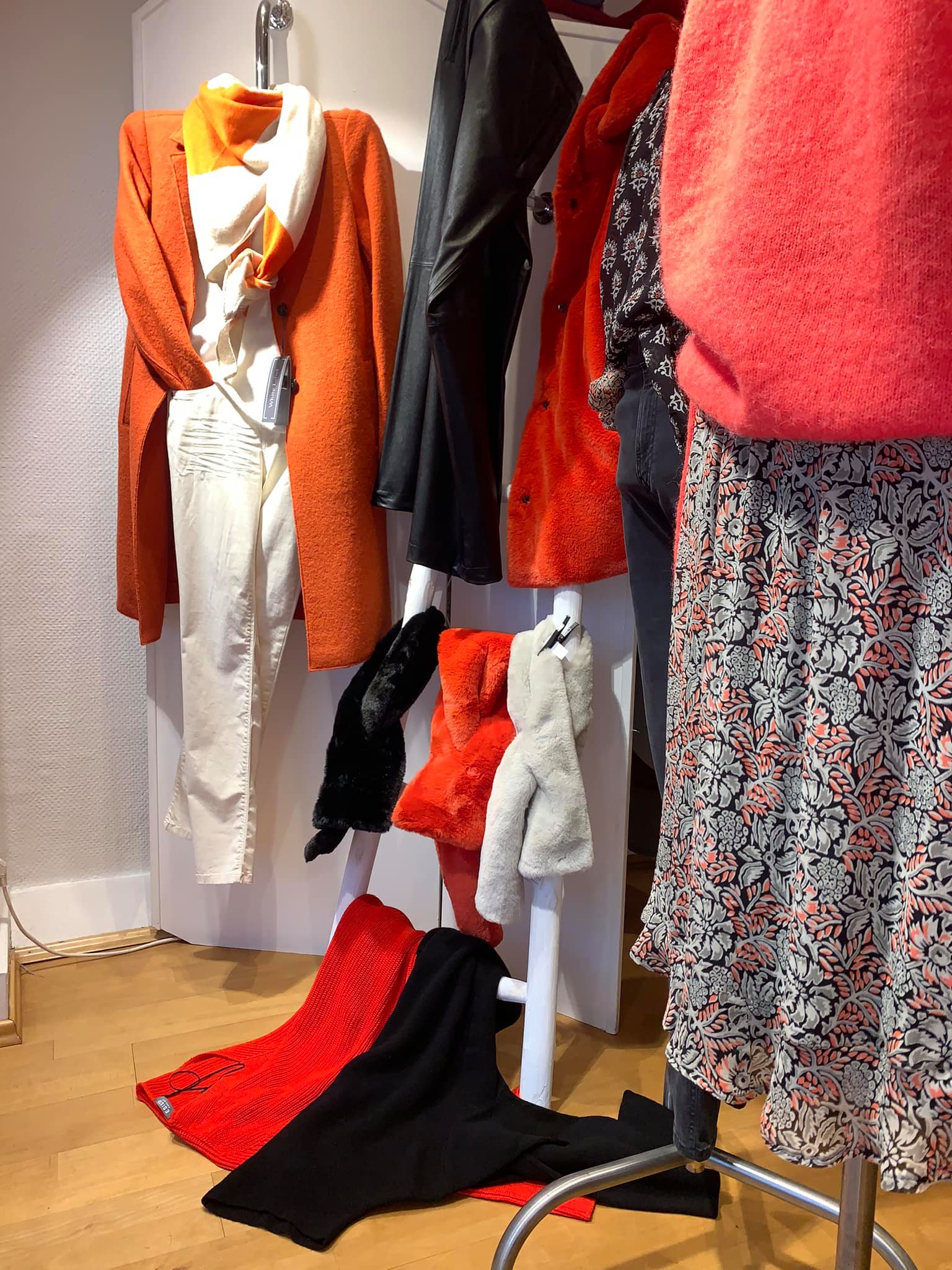 Tanja Jablonski Mode Dreieich Herbst Winter Kollektionen Mantel rot orange