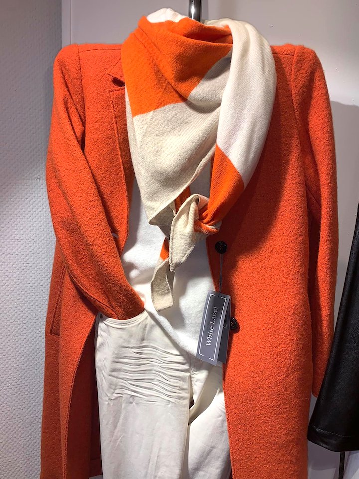 Tanja Jablonski Mode Dreieich Herbst Winter Kollektionen Mantel rot orange